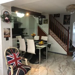 https://cheerful-4-bedroom-house-with-garden-free-parking.cambridgehotelsuk.com